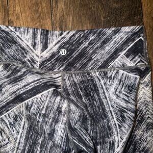 lululemon  Black & White Abstract Pattern Women’s Athletic leggings